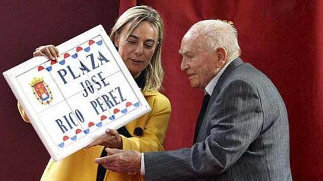 La alcaldesa de Alicante, Sonia Castedo, entrega al presidente de honor del Hércules de Alicante, José Rico Pérez, una placa con motivo de la decisión del Ayuntamiento alicantino de poner su nombre a una plaza en la zona de expansión PAU 1 en octubre de 2008
