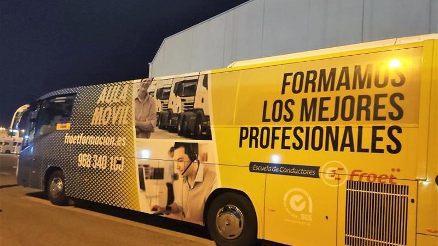 Un autobús de la Froet parte a la frontera polaca para recoger a 20 refugiados