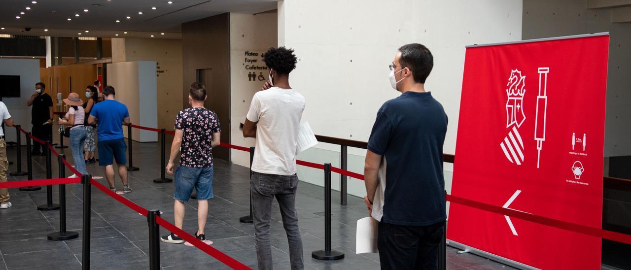 Varias personas aguardan turno en la cola en el Auditori de Castelló, donde se instaló uno de los puntos de vacunación masiva en la provincia durante los pasados meses.