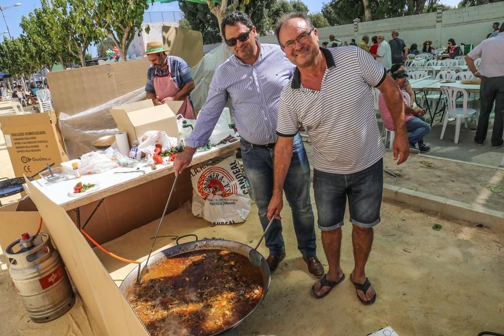 Los vecinos participan en el tercer concurso municipal de paellas