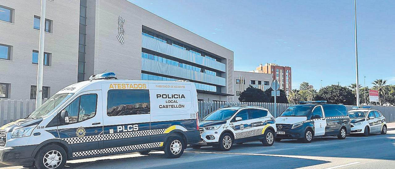 Imagen de archivo de varios vehículos oficiales frente a la Ciudad de la Justicia, entre ellos de la Policía Local de Castelló.