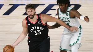 Marc Gasol y Robert Williams, en el cuarto partido entre Toronto y Boston.