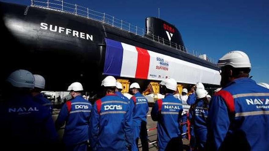 Trabajadores miran el submarino &quot;Suffren&quot;. // Reuters