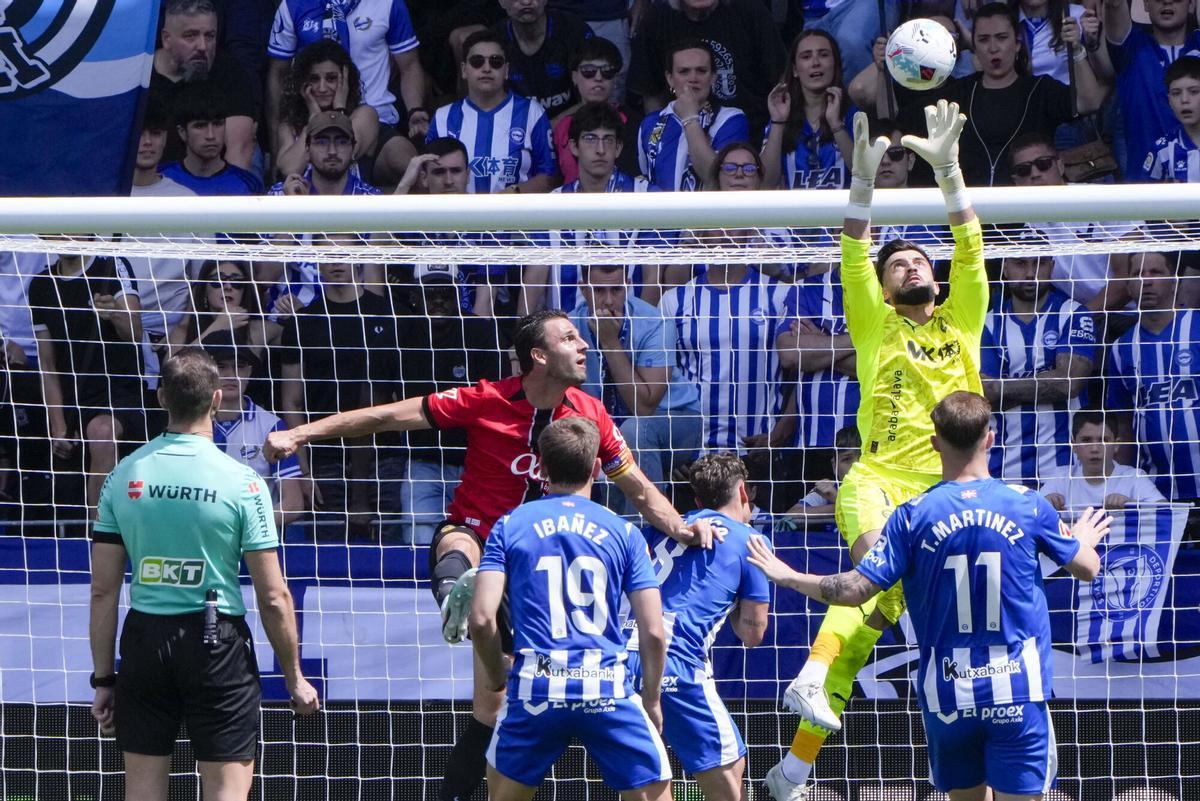 Leo Román atrapa un balón en el Alavés Mallorca