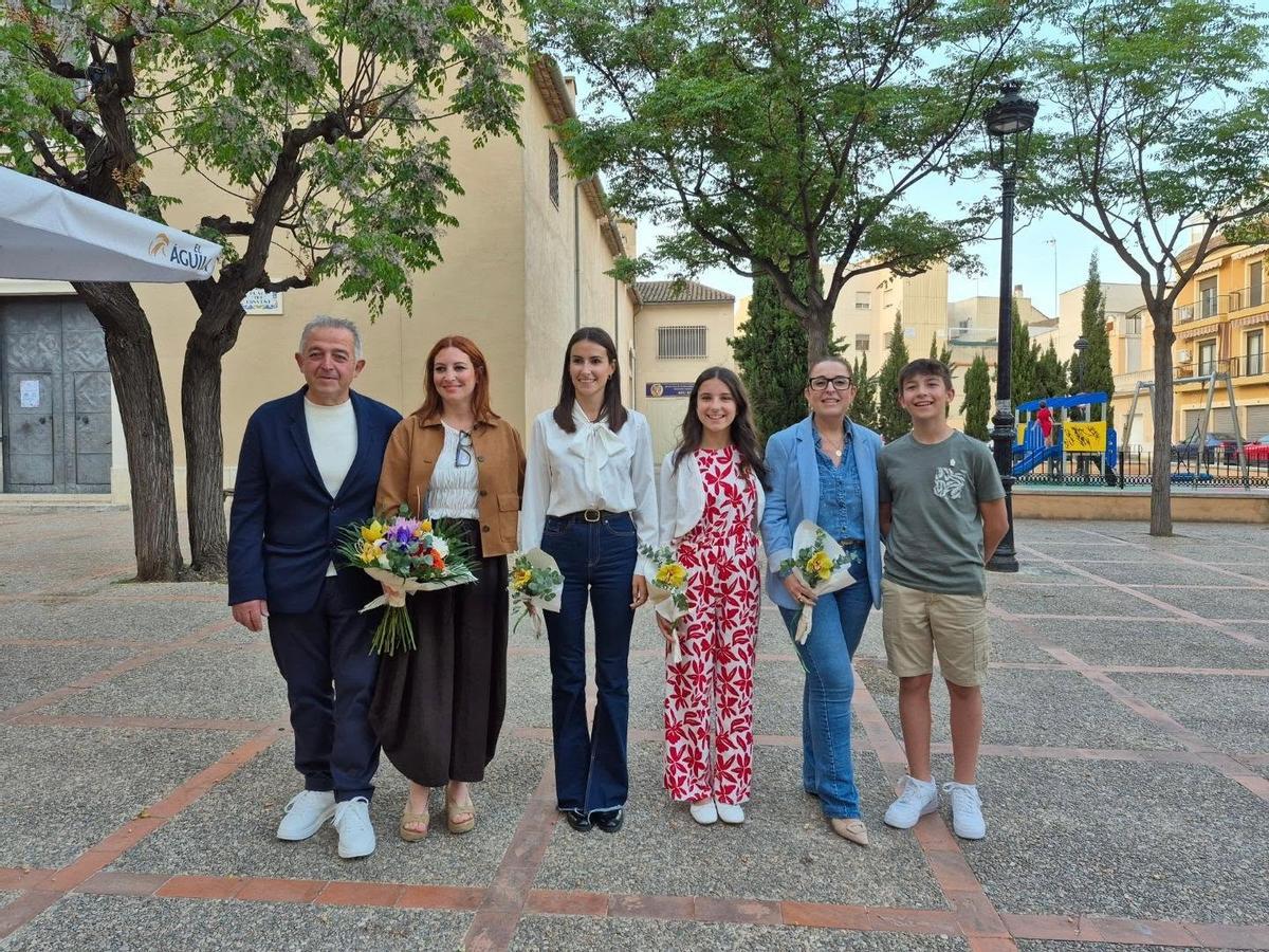 Claudio Guerrero y Carolina Cerro, junto a las falleras mayores de 2026 y la concejal de Fallas.