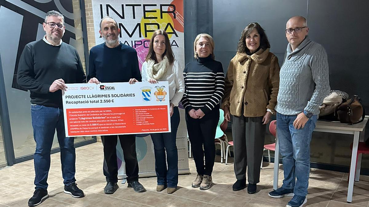 El director de la Escal, Isaac Nebot y la concejala de Educación, Ana Huguet, participaron en la entrega del cheque.