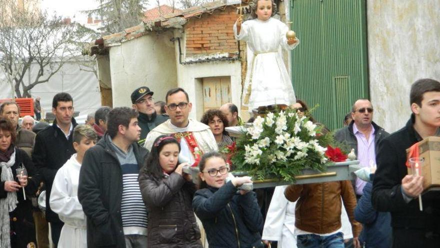 Vecinos de Moraleja portan el paso del Niño Jesús durante la celebración de &quot;Las Candelas&quot;