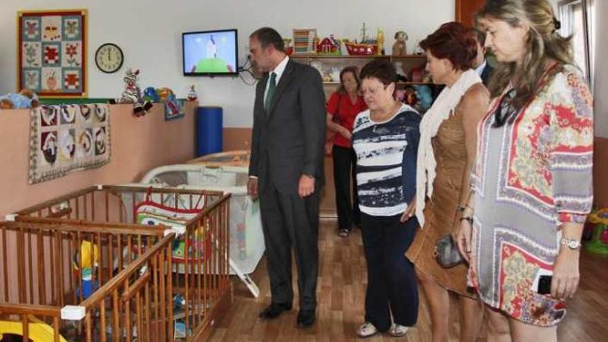 El conseller Jorge Cabré y Luisa Pastor en un momento de la visita al Hogar Provincial.