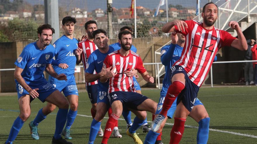 Los jugadores del Alondras intentan rematar ante el Arteixo en una acción a balón parado.