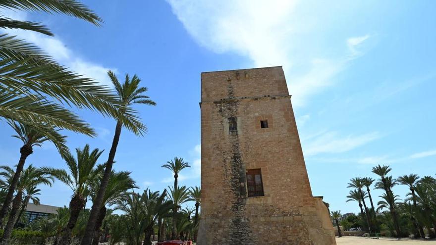 Críticas por la promoción de un local de ocio de Elche en la fachada de la Torre dels Vaïllos durante un festival