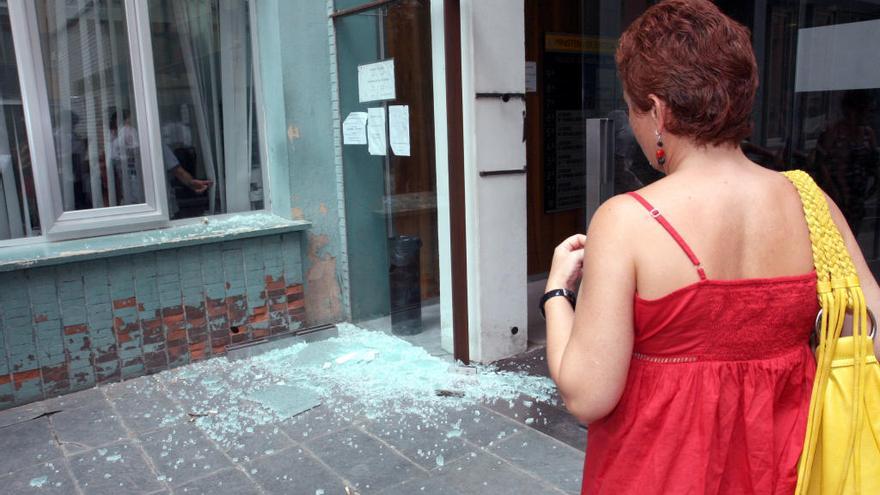 Una mujer entrando al Palacio de Justicia de Cartagena.