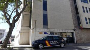 Un coche patrulla de la Policía Nacional ante la Comisaría de Manacor.