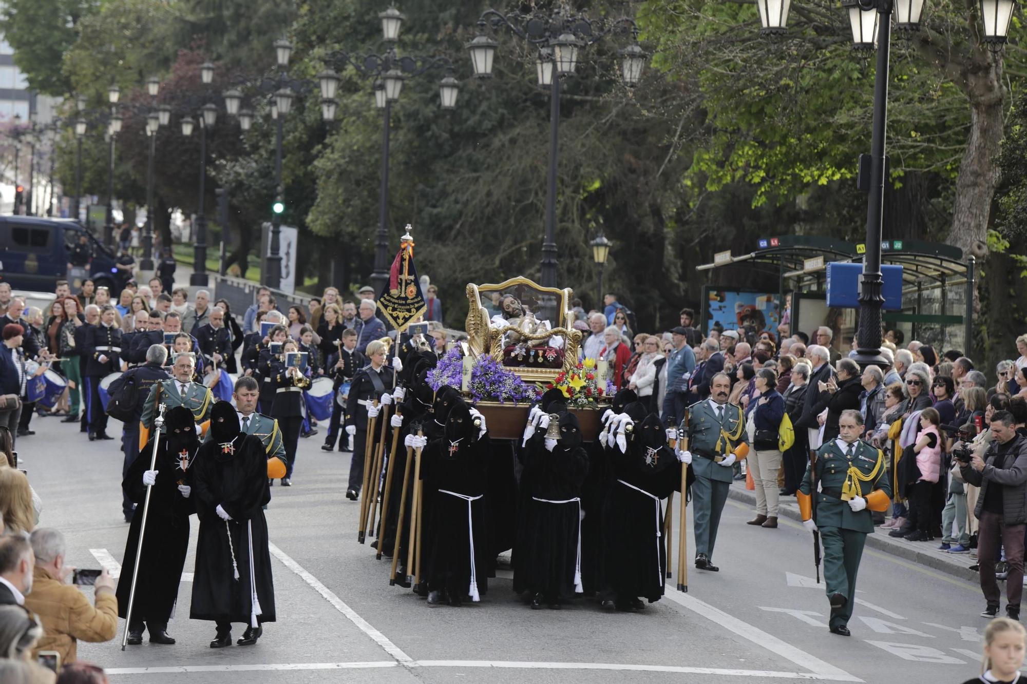 La procesión intergeneracional del Santo Entierro emociona Oviedo