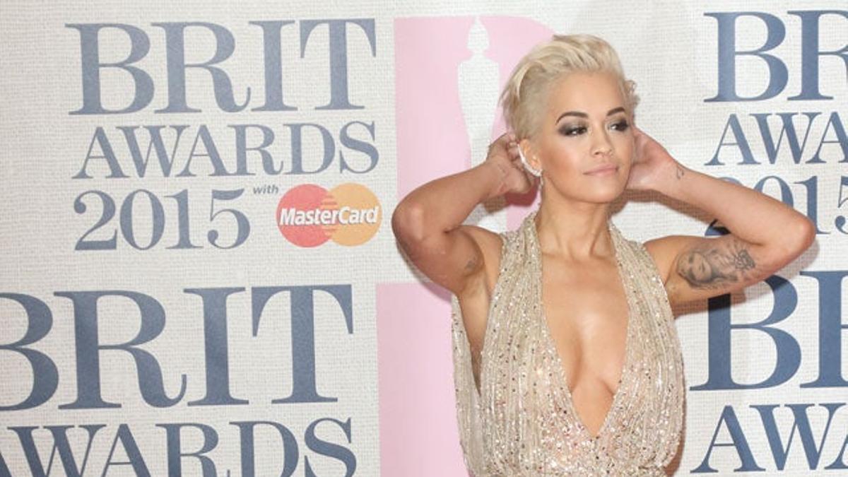 Rita Ora en la alfombra roja de los BRIT Awards 2015