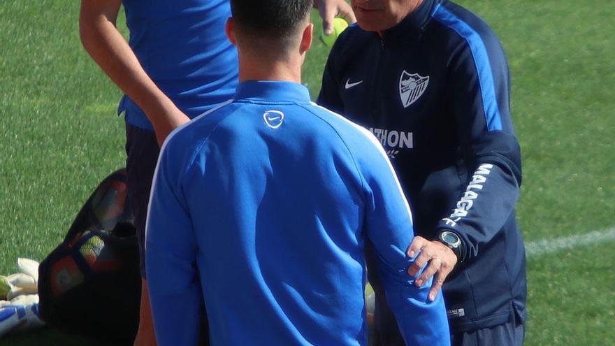 Míchel dialoga con Juanpi Añor, durante un entrenamiento.