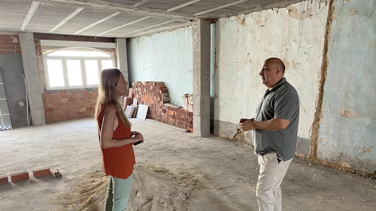 El alcalde de Agullent, Pau Muñoz, en una visita al edificio que acogerá la futura Biblioteca Municipal.