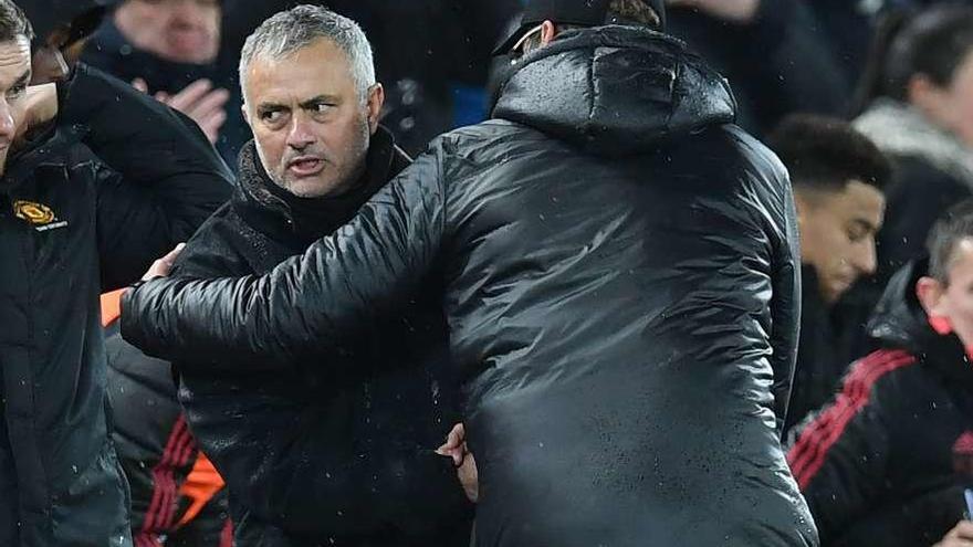 Klopp saluda a Mourinho tras el partido de ayer entre Liverpool y United. // Paul Ellis