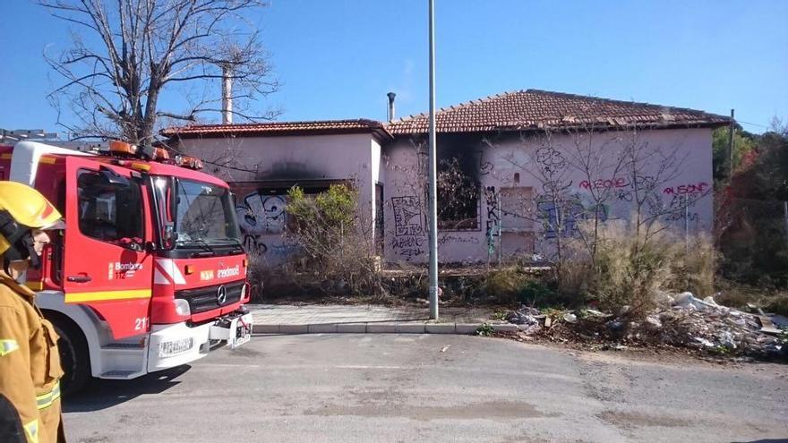 Arde una casa abandonada cerca del IES La Malladeta de La Vila sin causar heridos