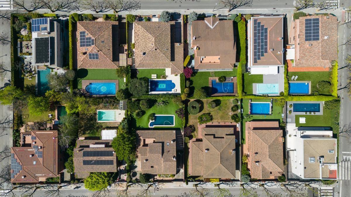 Vista aérea de un vecindario de Sant Cugat del Vallès, el municipio catalán con más piscinas.