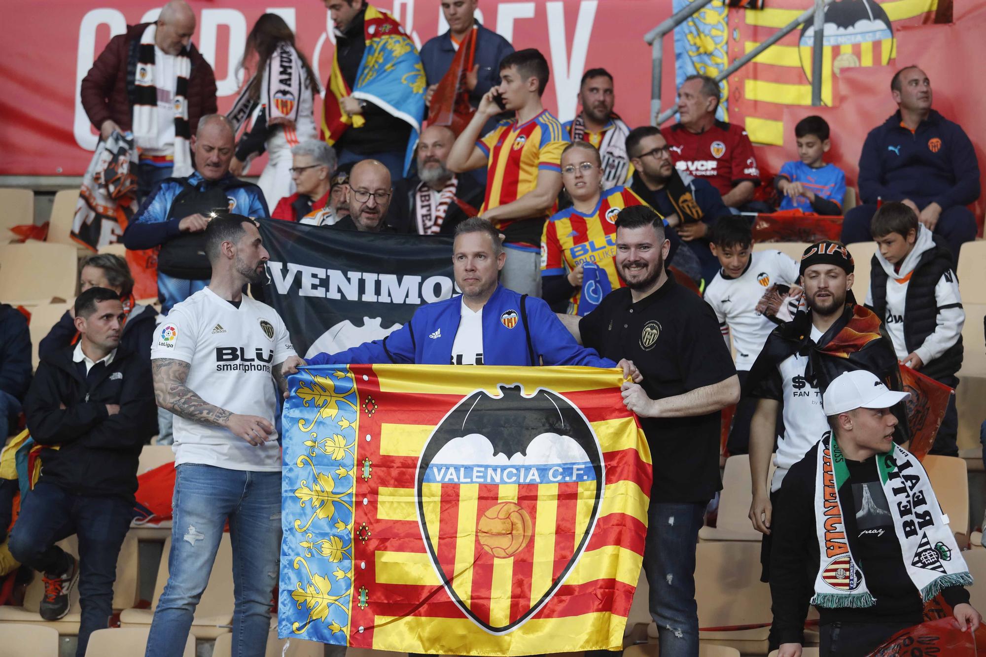 La afición valencianista llena de color el estadio de la Cartuja