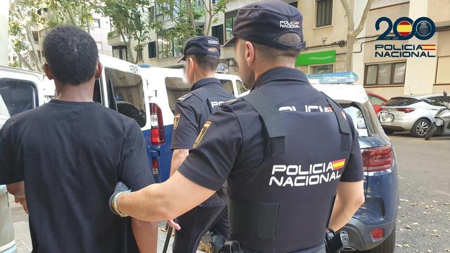 Detenido un hombre en Palma tras apuñalar a otro en un autobús porque llevaba la música demasiado alta