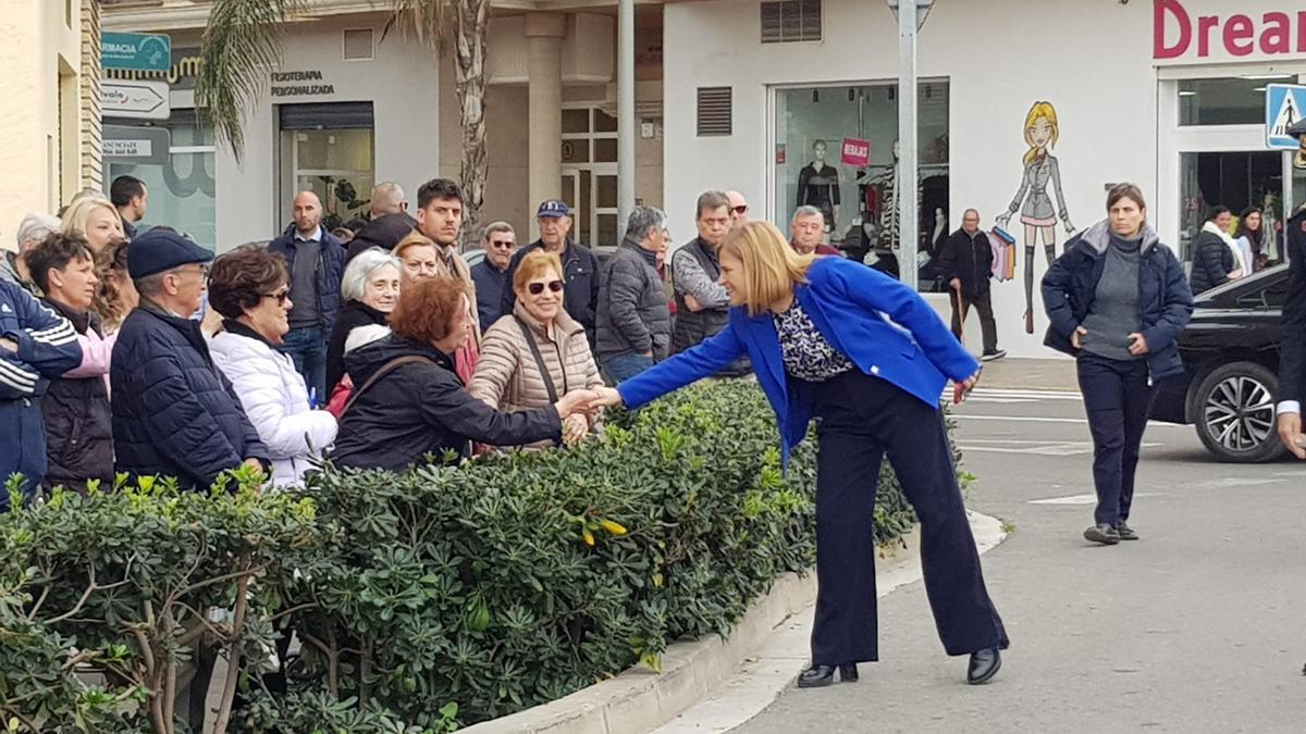 La delegada, saludando a su llegada a un acto en Sagunt.