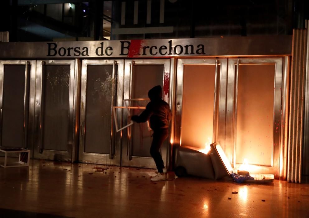 Cinquena nit consecutiva de protestes a Barcelona