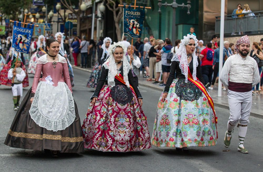 La apertura de las Hogueras del 90 aniversario resultó espectacular, con una gran participación de las comisiones, de veteranos festeros y de las Belleas del Foc.