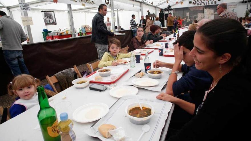 Nayma Reguero, Dayron Álvarez y Carmen Aparicio, durante la comida en la carpa de la Seronda.