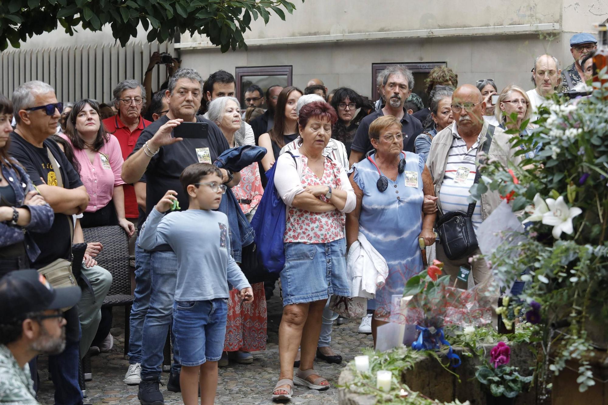 Así fue la despedida y el homenaje de amigos y clientes del Cafetón en Avilés a sus dueños, muertos en León