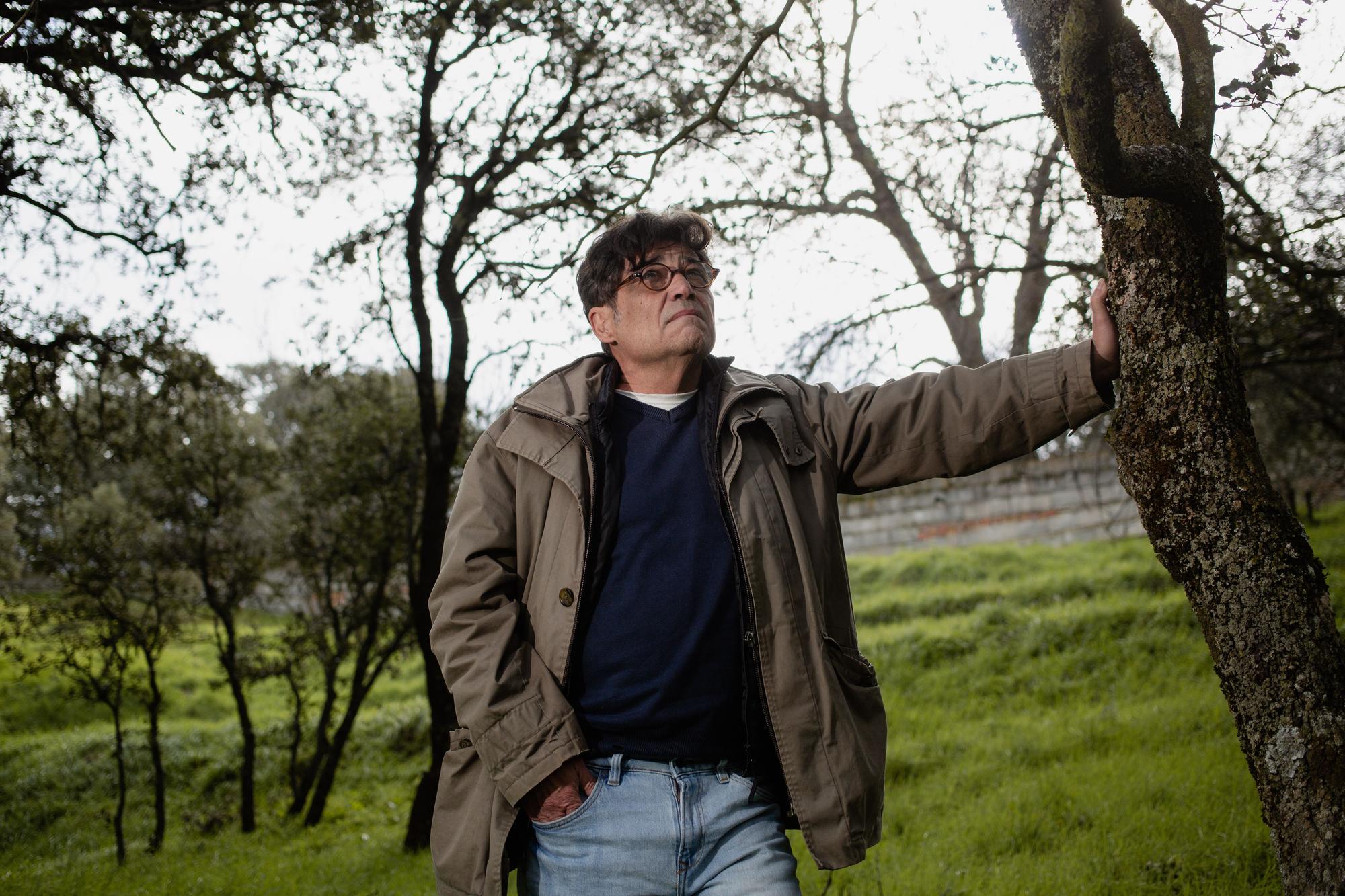 José Velez posa en la finca de su casa en El Escorial, rodeada de fresnos y encinas, ayer, un día antes de celebrarse el Pleno.