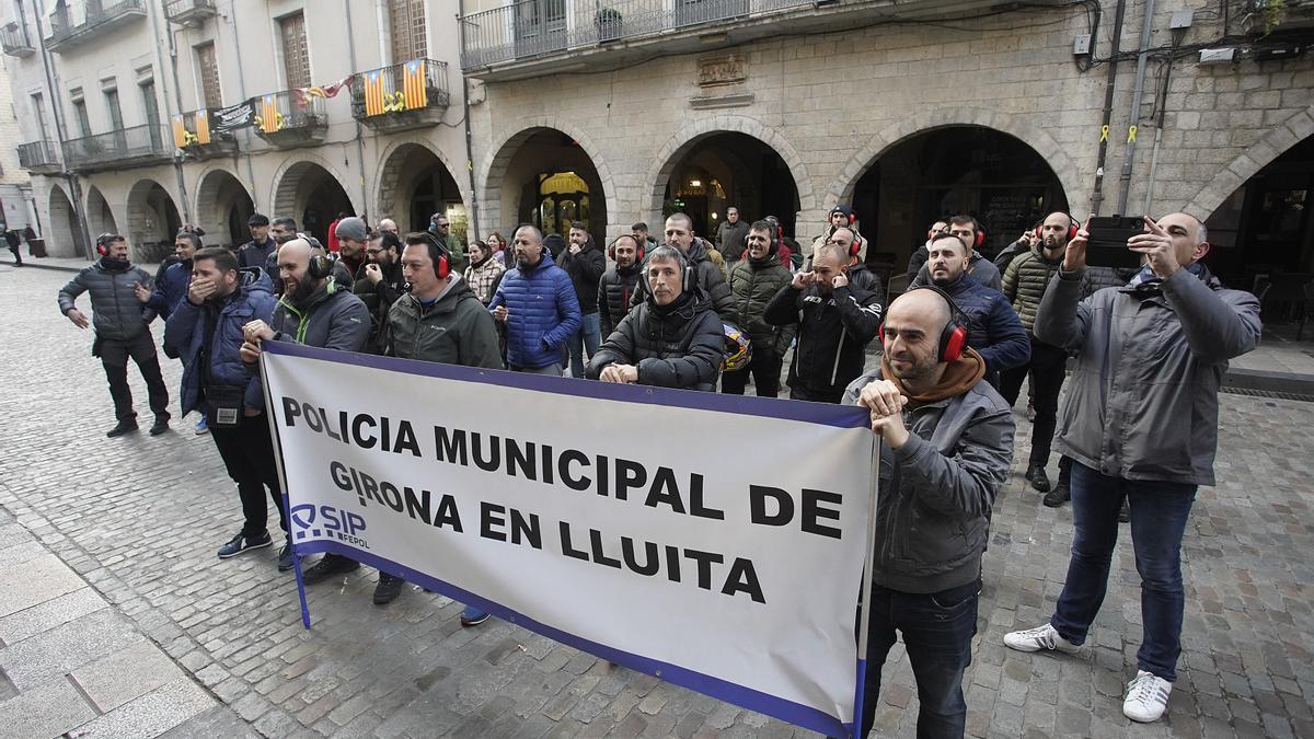 La Policia Municipal en la protesta abans del ple del mes de gener.