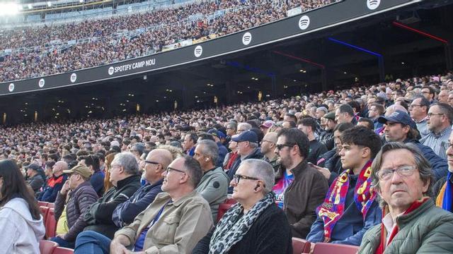 Aficionats del Barça al gol nord de l’Spotify Camp Nou, al març. | JORDI COTRINA