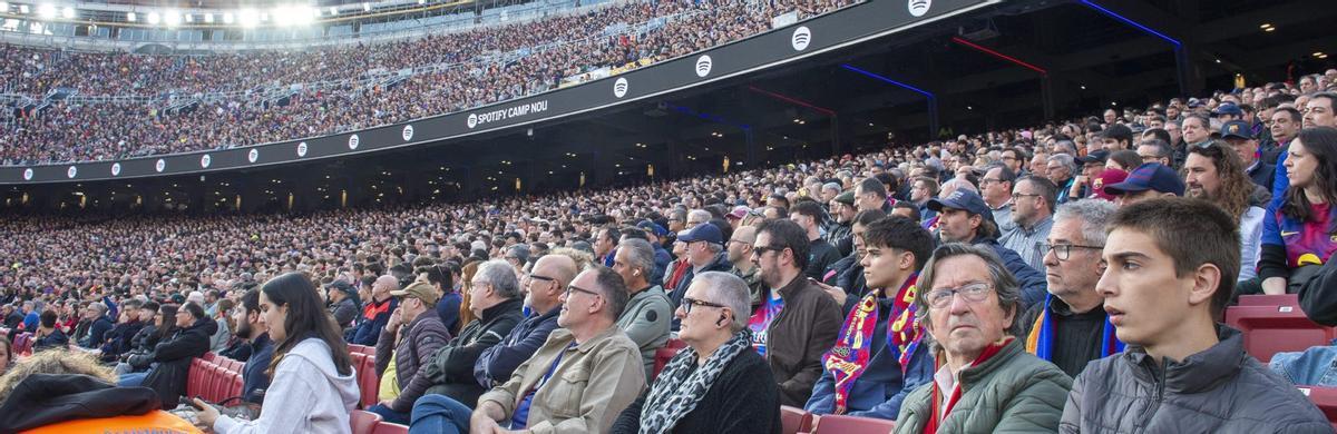 Aficionats del Barça al gol nord de l’Spotify Camp Nou, al març. | JORDI COTRINA