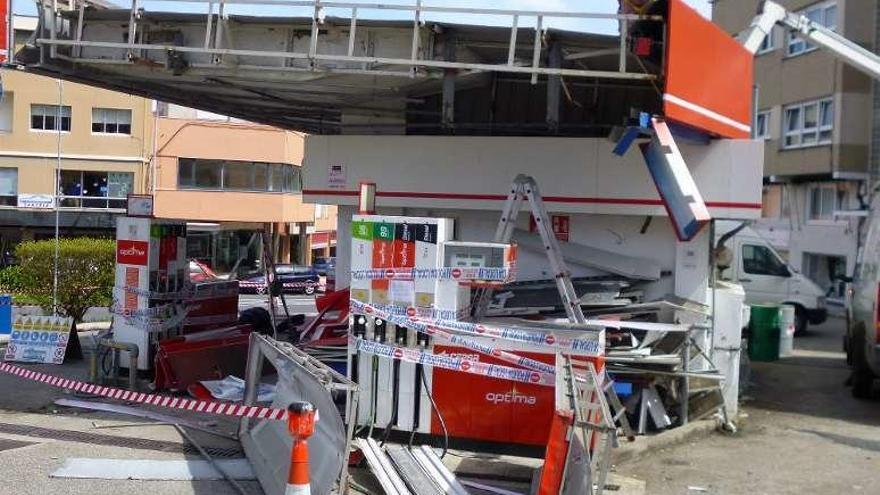 Continúa el desmantelamiento de la gasolinera de Santa Cruz