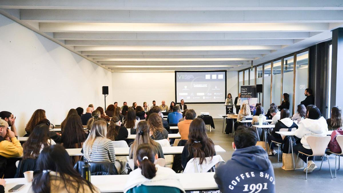 Los alumnos se preparan para atender a la conferencxia online de Martinotti.