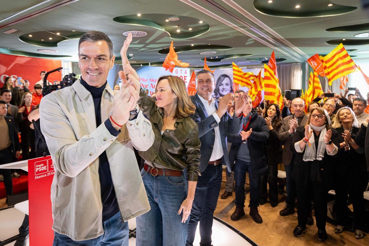 Pedro Sánchez, Pilar Alegría y Fernando Sabés saludan a la militancia del PSOE antes del acto de este domingo en Huesca.