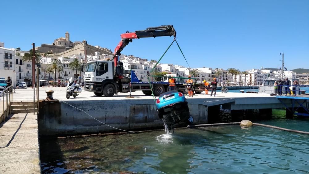 Un coche cae al mar en el puerto de Ibiza con sus dos ocupantes