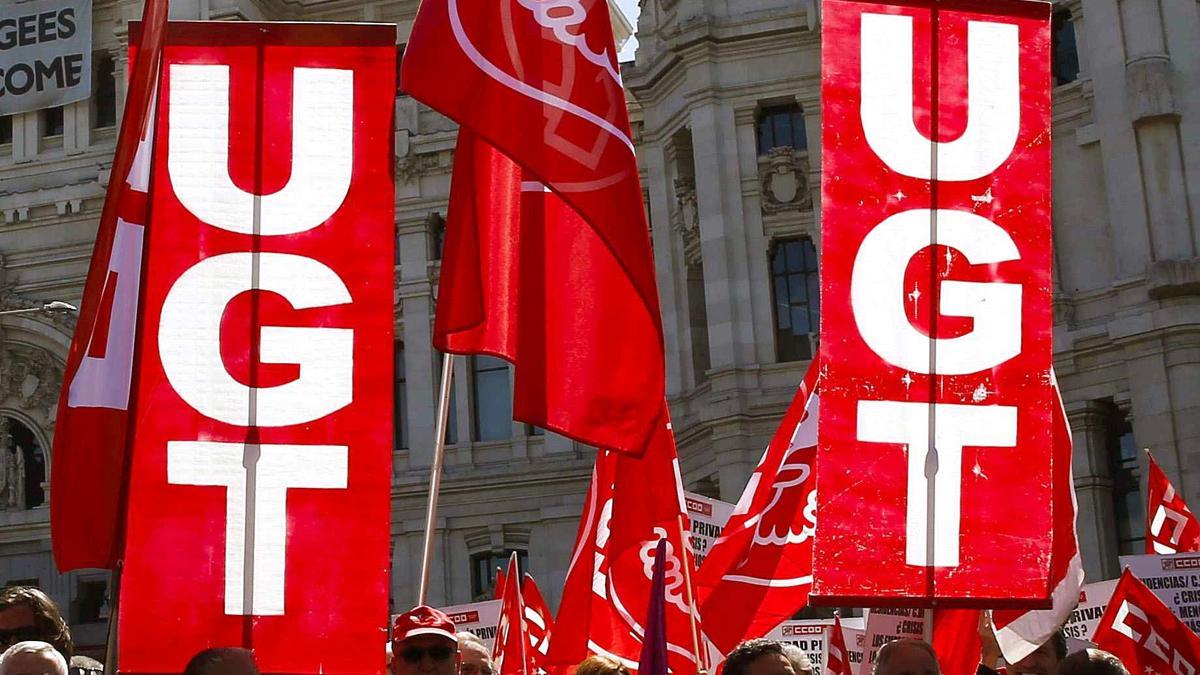 Banderas de UGT en una manifestación.