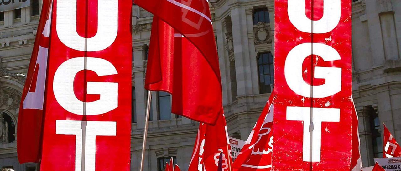 Banderas de UGT en una manifestación.