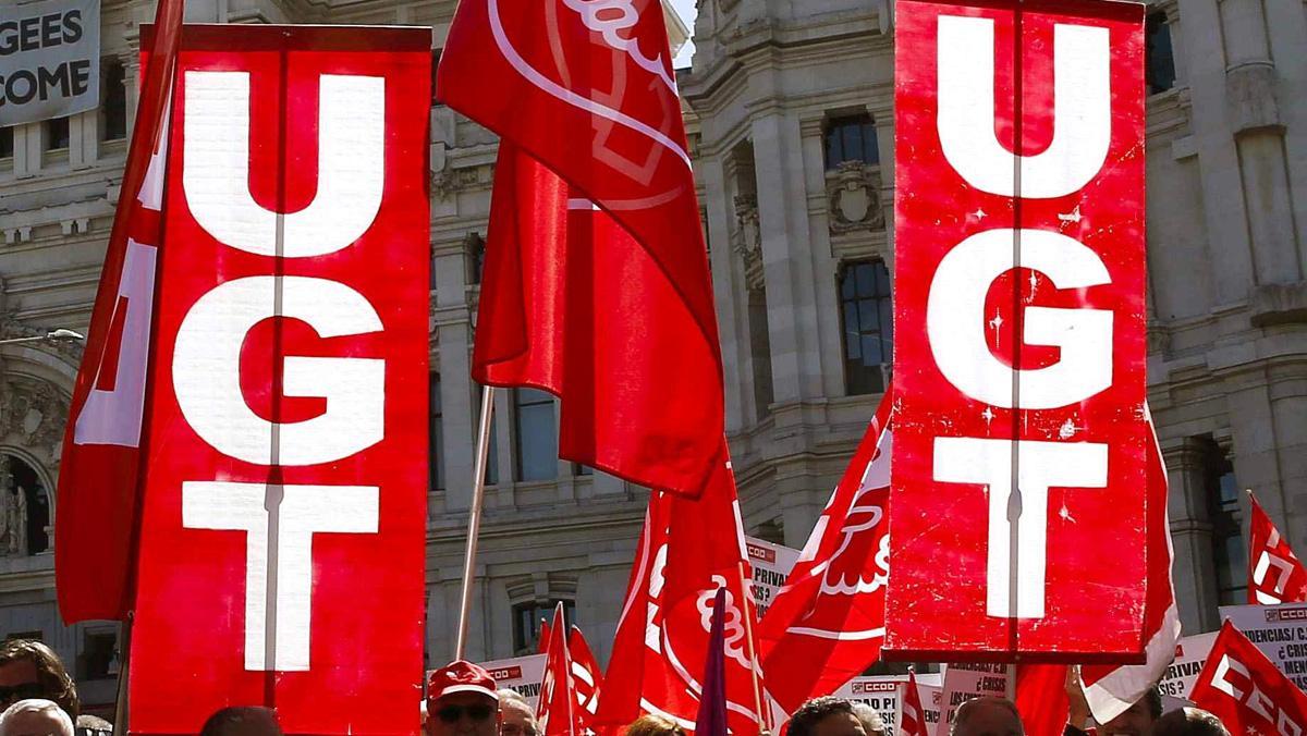 Banderas de UGT en una manifestación.