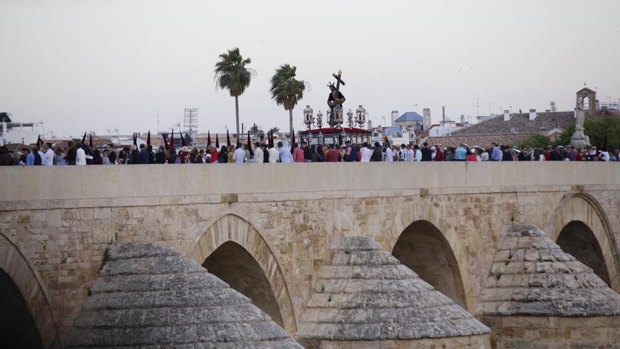 La Vera Cruz cruza el Guadalquivir