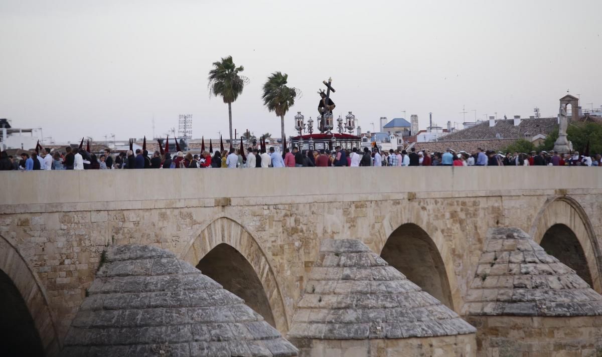 La Vera Cruz cruza el Guadalquivir