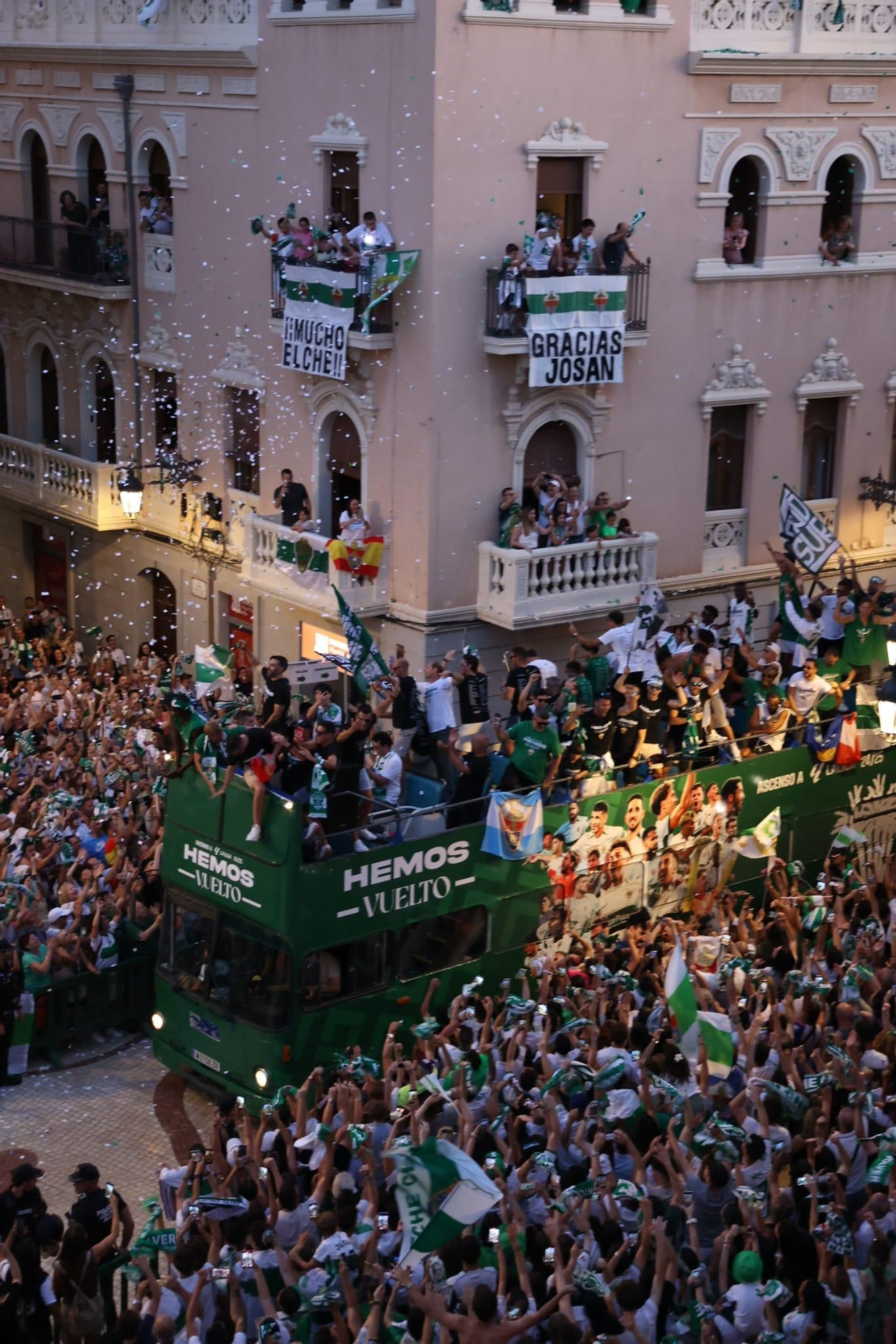 El Elche CF celebra el ascenso a Primera con una rúa en autobús hasta la Plaça de Baix