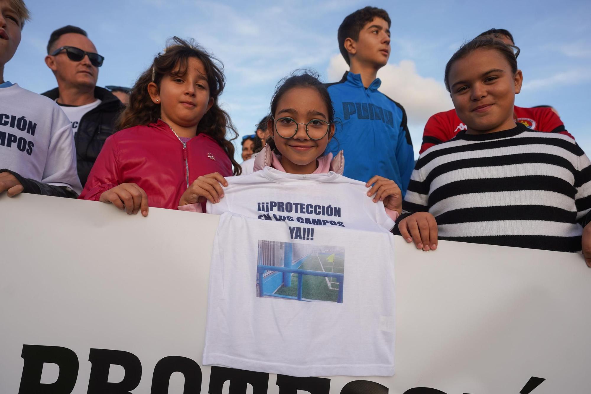 Las imágenes de la nueva protesta para exigir protecciones en los muros de los campos de fútbol de Ibiza