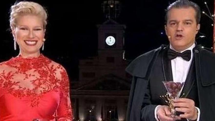 Anne Igartiburu y Ramón García durante las Campanadas en TVE.