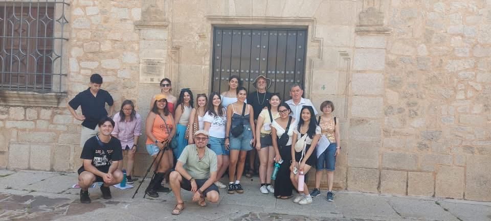 Fotogalería | Estudiantes de California conocen la Ruta de la Represión Franquista en Cáceres
