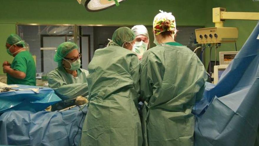 El Hospital de Sant Joan cerrará este verano cerca de cien camas y la mitad de los quirófanos.