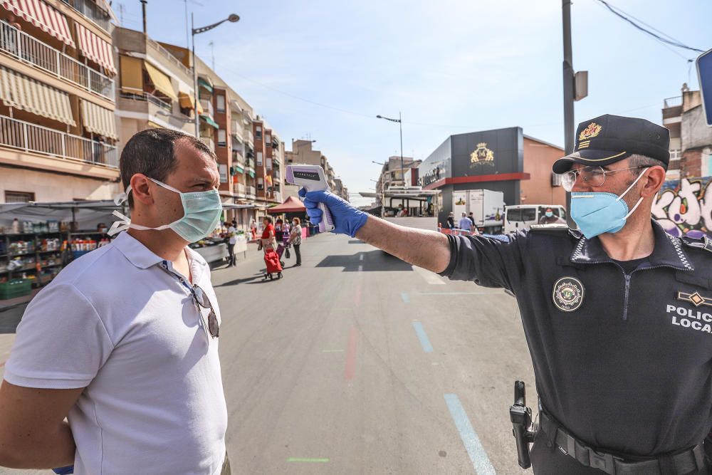 Control de temperatura en el mercadillo de Callosa de Segura por parte de la Policía Local