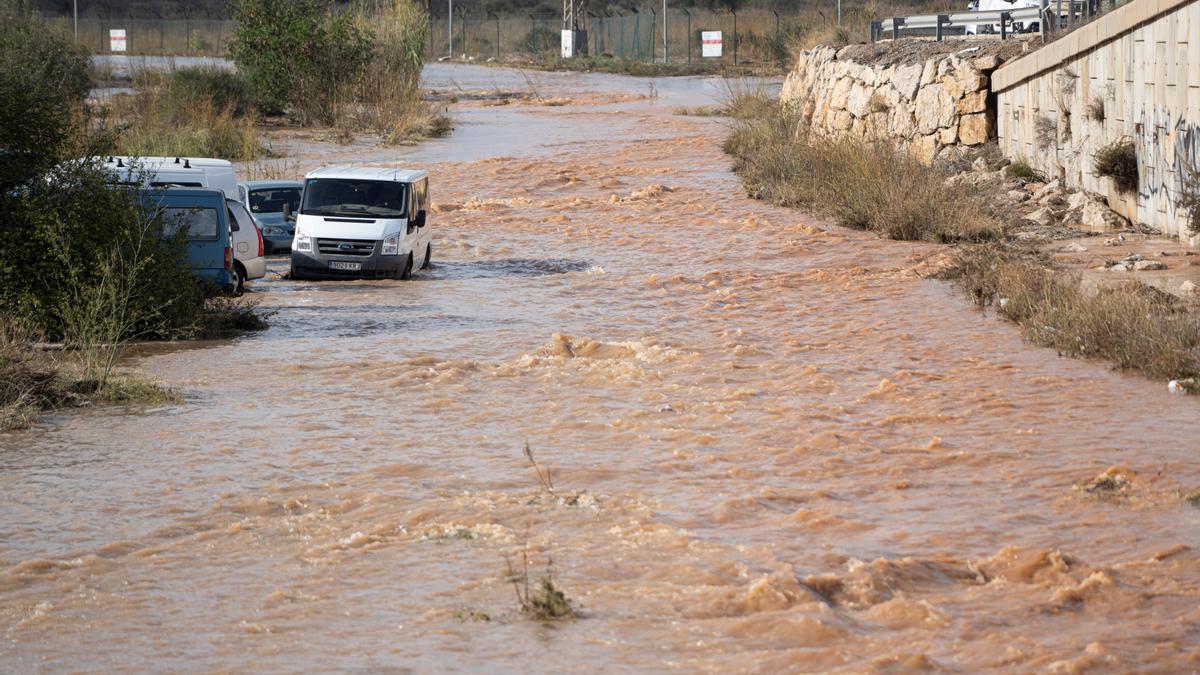 Ein überschwemmter Abschnitt der Ostautobahn, A-3. Bei Unwettern mit heftigen Regenfällen, Hagel und Sturmböen ist in Spanien mindestens ein Mensch ums Leben gekommen.
